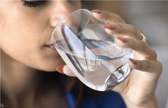 Women hydratting by drinking water